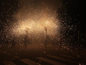 Bastons, correfoc i Veneno en la Piel donen un tret de sortida multitudinari a la Festa Major de Canyelles. Ajuntament de Canyelles