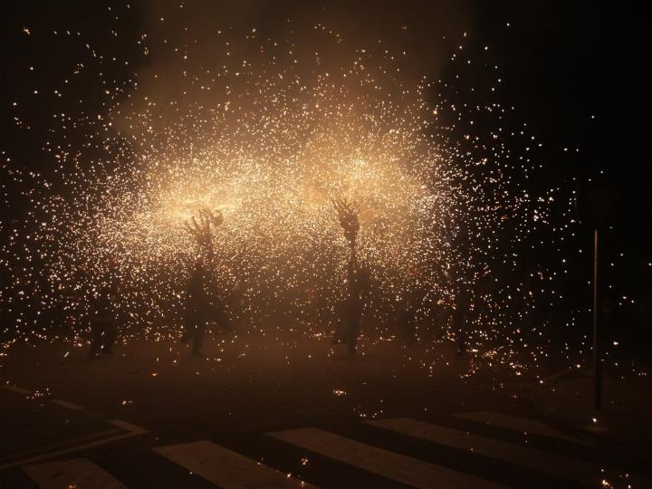 Bastons, correfoc i Veneno en la Piel donen un tret de sortida multitudinari a la Festa Major de Canyelles. Ajuntament de Canyelles