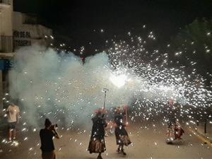 Bastons, correfoc i Veneno en la Piel donen un tret de sortida multitudinari a la Festa Major de Canyelles