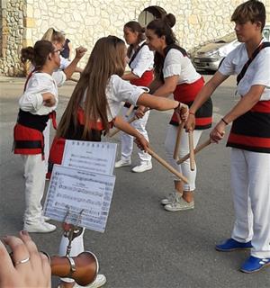 Bastons, correfoc i Veneno en la Piel donen un tret de sortida multitudinari a la Festa Major de Canyelles