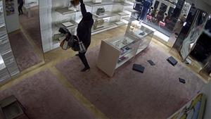 Captura de video d'una càmera de seguretat en el moment que un grup criminal roba bosses de mà en una botiga. Mossos d'Esquadra