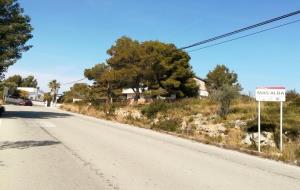 Carrer sense netejar de la urbanització de Mas Alba. Belén Álvarez