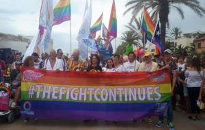 Carrosses, comparses i milers de persones omplen el passeig Marítim de Sitges en la desfilada de l'Orgull Gai