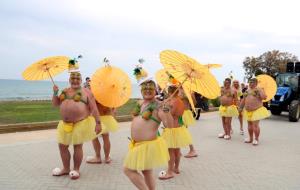 Carrosses, comparses i milers de persones omplen el passeig Marítim de Sitges en la desfilada de l'Orgull Gai