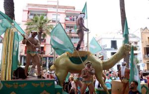 Carrosses, comparses i milers de persones omplen el passeig Marítim de Sitges en la desfilada de l'Orgull Gai