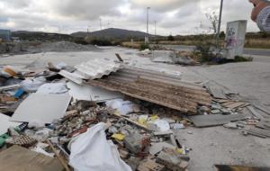 CCOO alerta dels riscos per a la salut de les ruïnes amb fibrociment de l’antiga empresa Paviments Betón a Vilanova