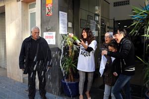 Celebració amb cava a l'administració de loteria de Salou, on ha caigut la grossa de Nadal. ACN