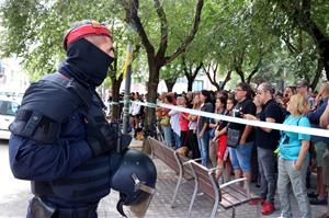 Centenars de persones es concentren contra la detenció d'un membre del CDR a Sabadell per part de la Guàrdia Civil el 23 de setembre del 2019. ACN