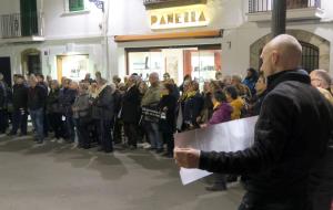 Centenars de persones es manifesten a Sitges per denunciar el trasllat dels presos i exigir-ne la llibertat