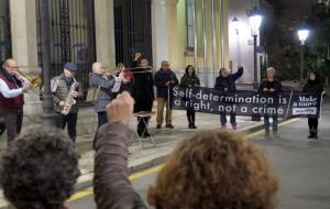 Centenars de persones es manifesten a Sitges per denunciar el trasllat dels presos i exigir-ne la llibertat