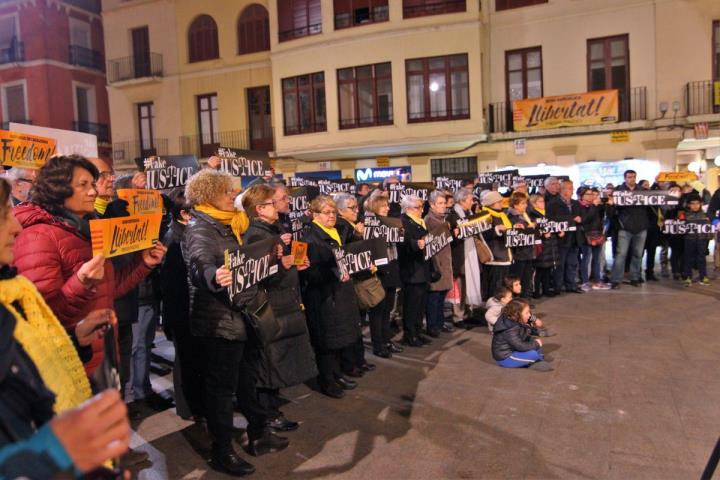 Centenars de persones es manifesten a Vilafranca per denunciar el trasllat dels presos i exigir-ne la llibertat. Maria Rosa Ferré
