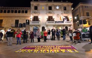 Centenars de persones es manifesten a Vilafranca per denunciar el trasllat dels presos i exigir-ne la llibertat