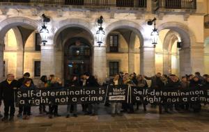 Centenars de persones es manifesten a Vilanova contra el judici de l'1-O