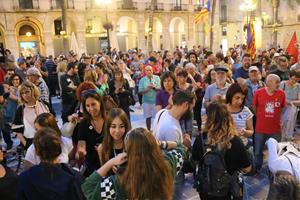 Centenars de persones es manifesten a Vilanova i la Geltrú per demanar l’alliberament del membre dels CDR detingut aquest dimecres. ACN