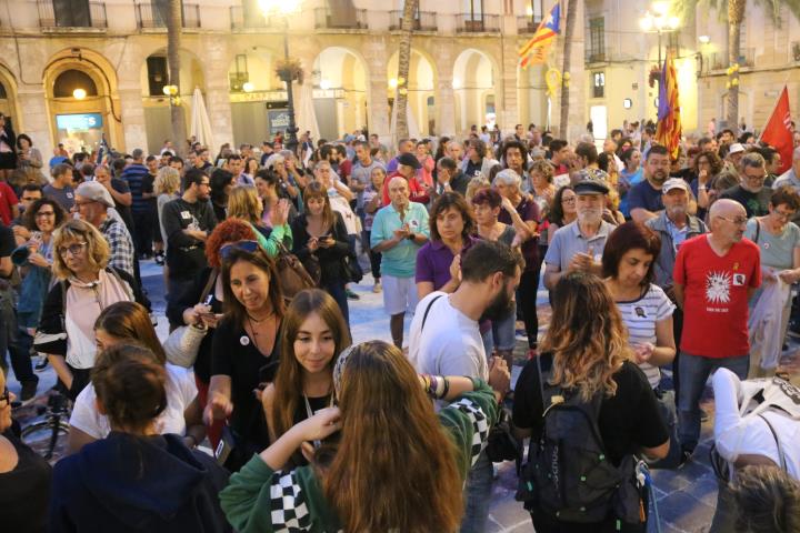 Centenars de persones es manifesten a Vilanova i la Geltrú per demanar l’alliberament del membre dels CDR detingut aquest dimecres. ACN