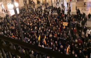 Centenars de persones es manifesten a Vilanova per denunciar el trasllat dels presos i exigir-ne la llibertat