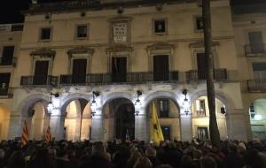 Centenars de persones es manifesten a Vilanova per denunciar el trasllat dels presos i exigir-ne la llibertat