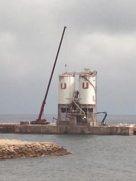 Comença el desmuntatge de les dues sitges per al ciment instal·lades al port de Vallcarca. Generalitat de Catalunya