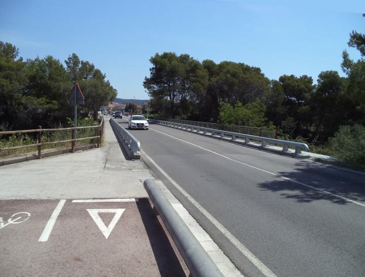 Comencen les obres d'ampliació del pont sobre la riera de Ribes a la BV-2113, a Sant Pere de Ribes. Diputació de Barcelona