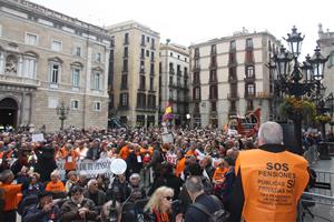 Concentració de Marea de Pensionistes davant de l'Ajuntament de Barcelona. ACN / Ignasi Díez