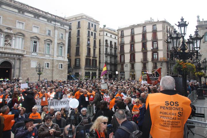 Concentració de Marea de Pensionistes davant de l'Ajuntament de Barcelona. ACN / Ignasi Díez