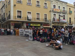 Concentració de rebuig a la sentència del Tribunal Suprem aquest migdia a Vilafranca del Penedès. Ajuntament de Vilafranca