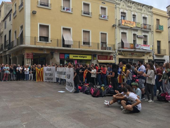 Concentració de rebuig a la sentència del Tribunal Suprem aquest migdia a Vilafranca del Penedès. Ajuntament de Vilafranca