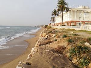 Costes recol·loca les roques per reforçar el talús de la platja del Francàs. Ajuntament del Vendrell