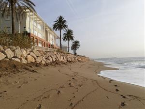 Costes recol·loca les roques per reforçar el talús de la platja del Francàs