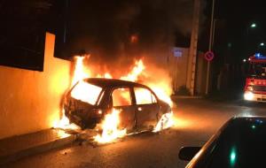 Crema un cotxe al carrer i s'acaba encastant contra la façana d'una casa, a Vilanova. Policia local de Vilanova