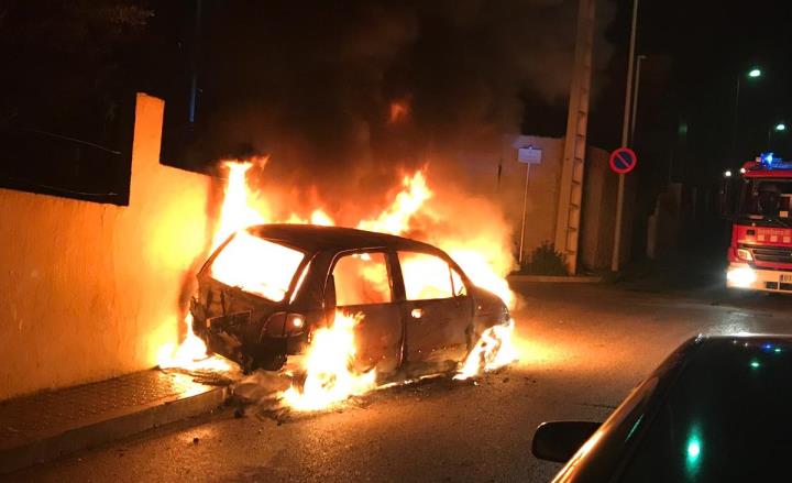 Crema un cotxe al carrer i s'acaba encastant contra la façana d'una casa, a Vilanova. Policia local de Vilanova