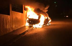 Crema un cotxe al carrer i s'acaba encastant contra la façana d'una casa, a Vilanova
