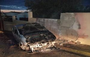 Crema un cotxe al carrer i s'acaba encastant contra la façana d'una casa, a Vilanova