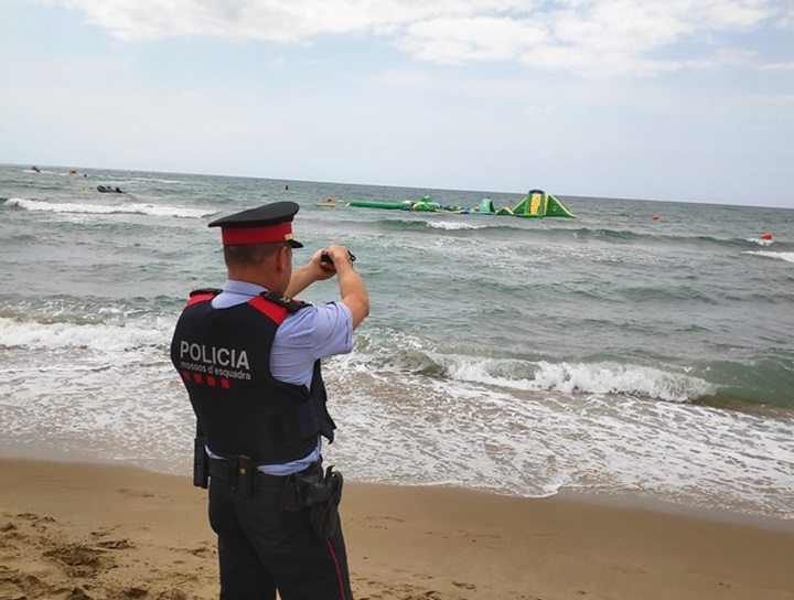 Denuncien el pilot d'una avioneta que va sobrevolar la platja de Calafell a baixa altura i amb perill per als banyistes. Mossos d'Esquadra