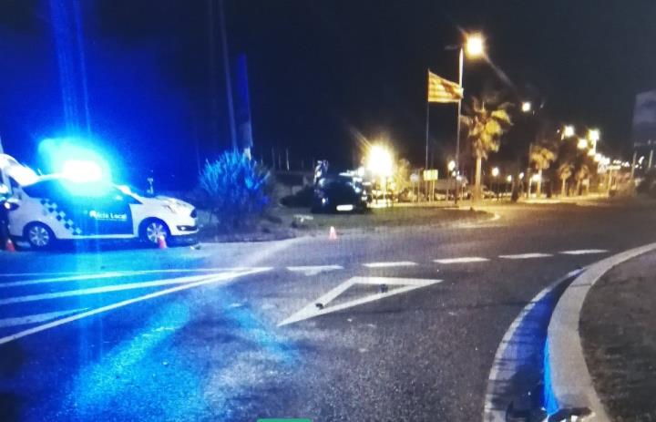 Denuncien per alcoholèmia un conductor que va xocar les pilones del carril bici, a Vilanova. Policia local de Vilanova