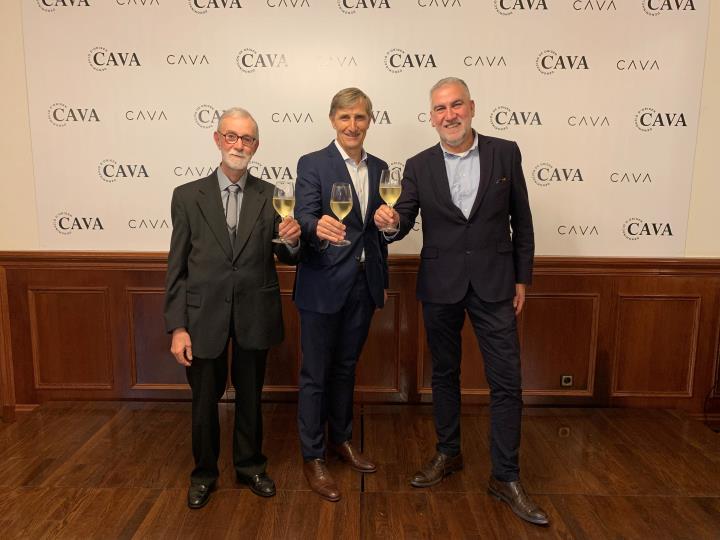 D’esquerra a dreta, el president de PimeCava, Pere Guilera, el president de la DO Cava, Javier Pagés, i el president del Institut del Cava, Damià Deàs