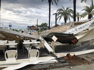 Destrosses al carrer, inundacions i despreniments per la tempesta que ha escombrat el Garraf i Baix Penedès aquesta nit. EIX