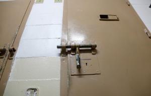 Detall de la porta d'una de les cel·les de la presó de Quatre Camins. ACN