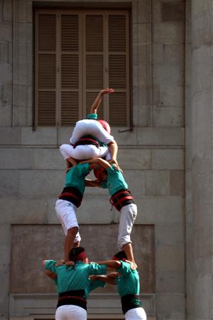 Detall de l'enxaneta dels Castellers de Vilafranca coronant el 3 de 9 amb folre. Imatge del 22 de setembre del 2019