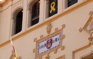 Detall del rètol de la Casa de la Vila de Sitges, amb un llaç groc a la part superior. Imatge del 21 de març del 2019. ACN