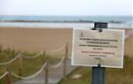 Detall d'un cartell a la platja de la Mota de Sant Pere de Cubelles indicant que el servei de salvament encara no està instaurat. ACN