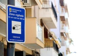 Detall d'un cartell del circuit de vídeo vigilància als carrers de Calafell