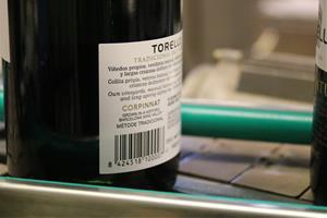 Detall d'una ampolla de Corpinnat durant el procés d'etiquetat. Imatge del 20 de març del 2019 . ACN