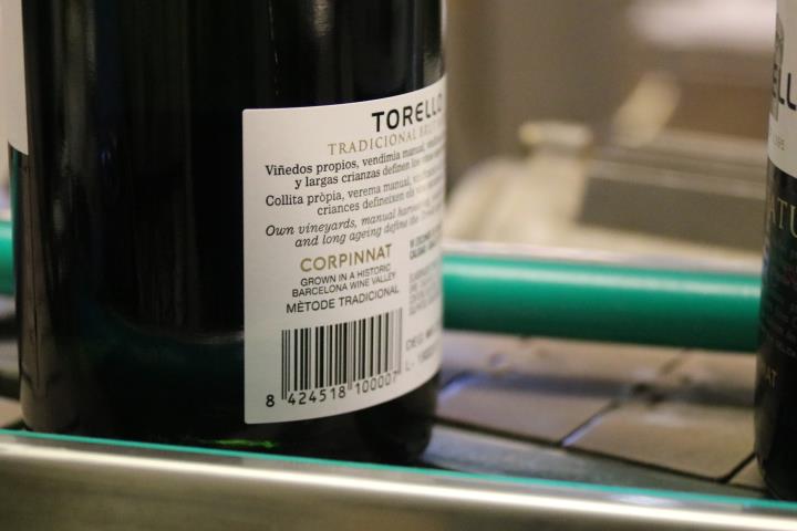 Detall d'una ampolla de Corpinnat durant el procés d'etiquetat. Imatge del 20 de març del 2019 . ACN
