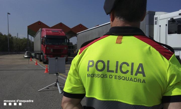 Detenen un camioner de mercaderies perilloses accidentat a la C-32 a Sitges que sextuplicava la taxa d'alcohol. Mossos d'Esquadra