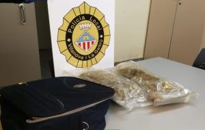 Detingut en un control rutinari a Vilanova un conductor amb prop d'un quilo de marihuana. Policia local de Vilanova