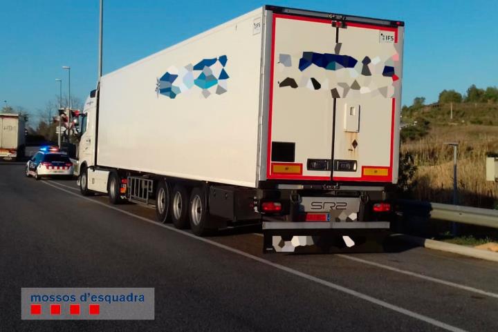 Detingut un camioner a Vilafranca que circulava per l'AP-7 amb una taxa d'alcoholèmia més de 16 vegades superior a la permesa. Mossos d'Esquadra
