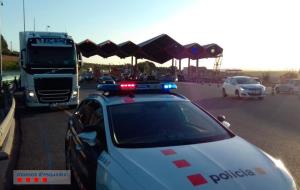 Detingut un camioner a Vilafranca que circulava per l'AP-7 amb una taxa d'alcoholèmia més de 16 vegades superior a la permesa