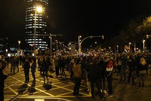 Diverses persones tallen l'avinguda Diagonal de Barcelona en una acció dels CDR per denunciar la sentència de l'1-O el 12 de novembre del 2019. ACN
