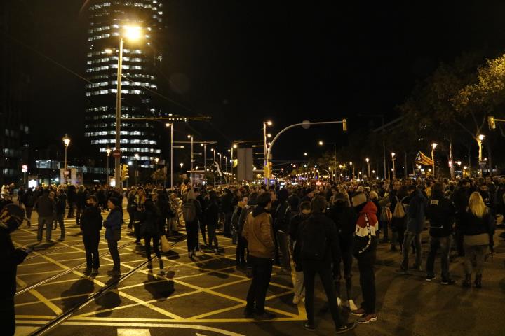 Diverses persones tallen l'avinguda Diagonal de Barcelona en una acció dels CDR per denunciar la sentència de l'1-O el 12 de novembre del 2019. ACN